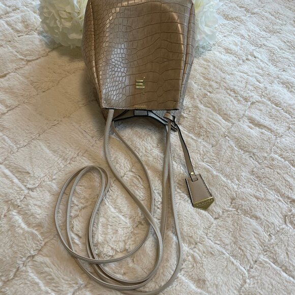 London Fog Bucket Cossbody Bag EUC - Picture 7 of 11